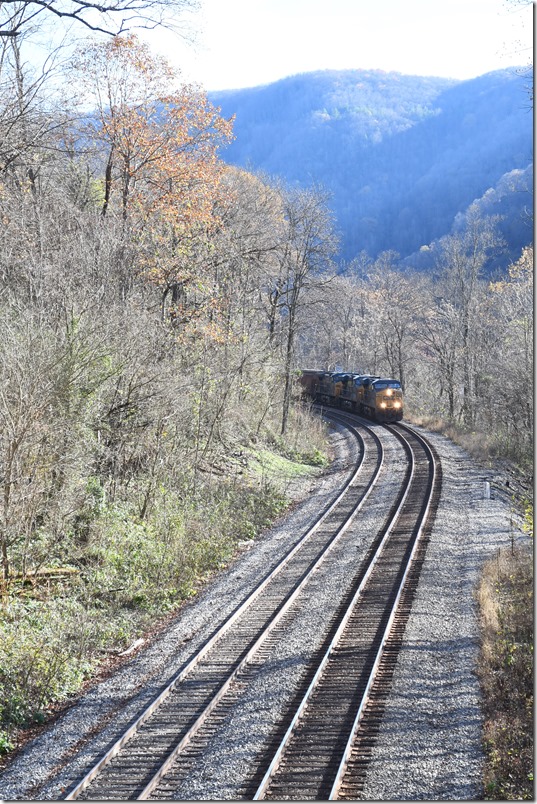 In a short while CSX 787-5205-??39 rounds the curve at Stone Cliff WV with w/b G628-15 (grain empties from Rocky Mount NC to Parsons Yard in Columbus). He had a very long train!
